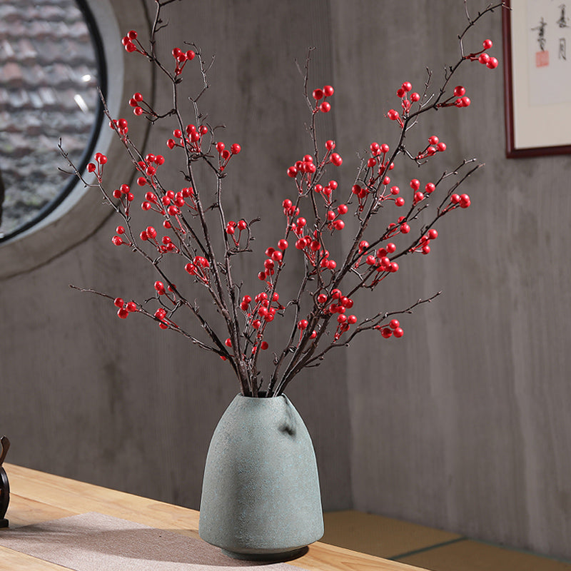 Fruta artificial roja de la fortuna en jarrón de gres azul - 25.5"