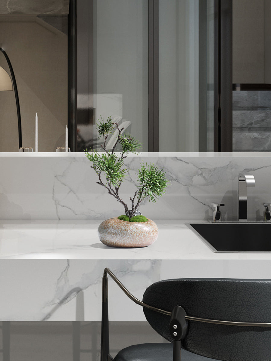 Kunstmatige dennenboom in bruine keramische vaas - 11"