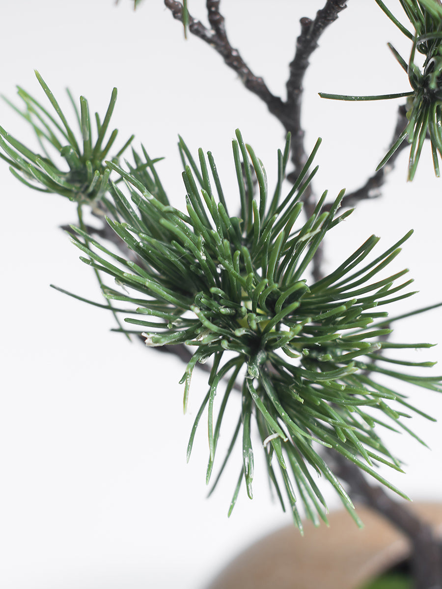 Kunstmatige dennenboom in bruine keramische vaas - 11"