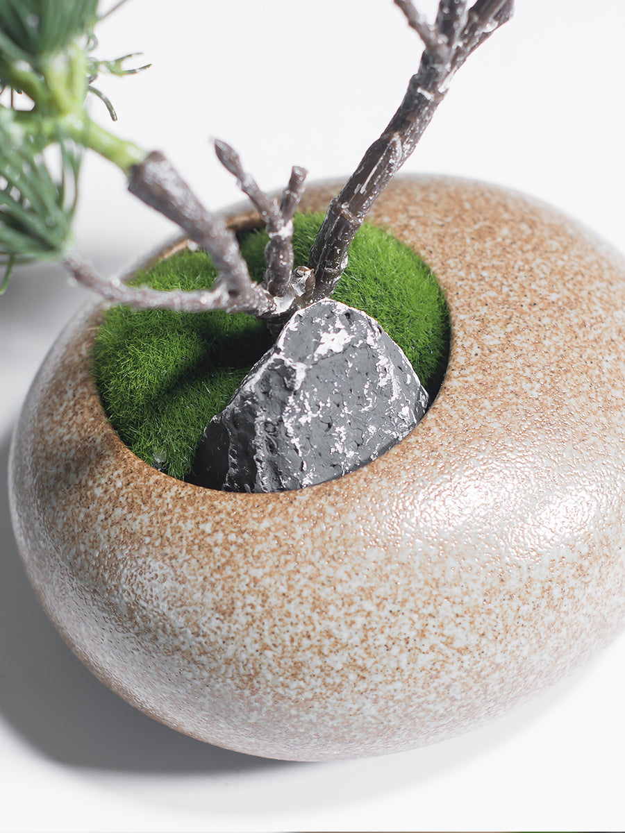 Kunstmatige dennenboom in bruine keramische vaas - 11"