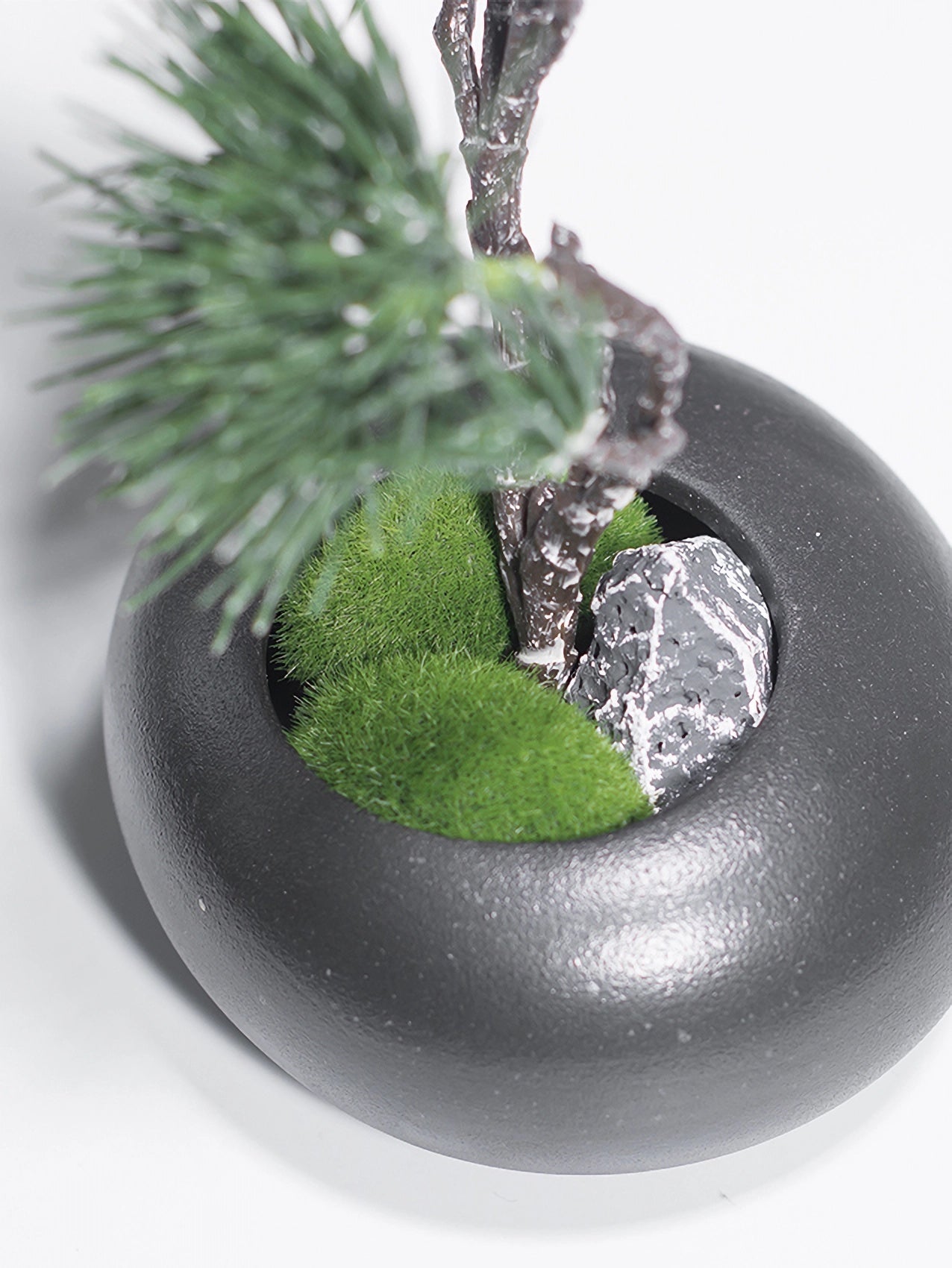 Kunstmatige dennenboom in zwarte keramische vaas - 11"