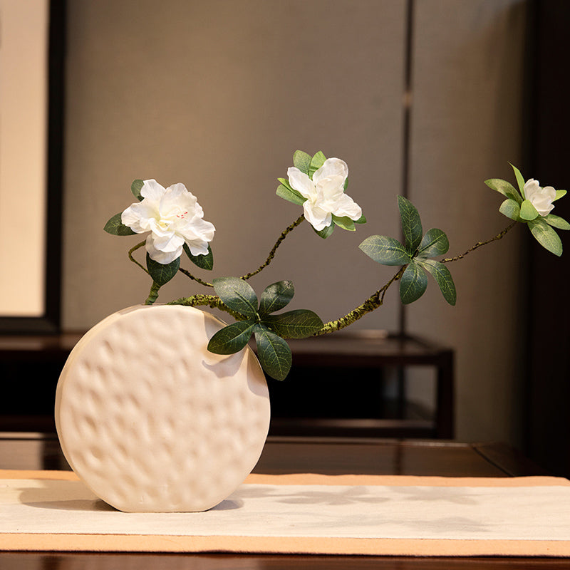 Azalea zijden bloemstuk in witte effen ronde vaas - 13.5"