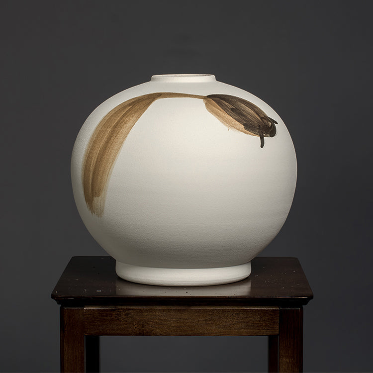 Baies artificielles dans un vase en céramique avec poisson peint à la main - 31.5"