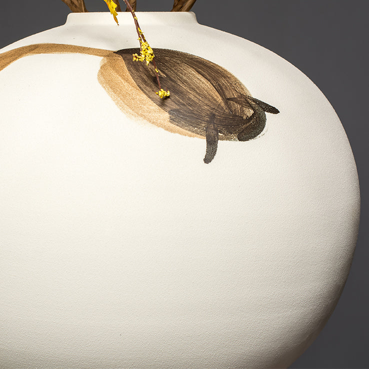 Baies artificielles dans un vase en céramique avec poisson peint à la main - 31.5"