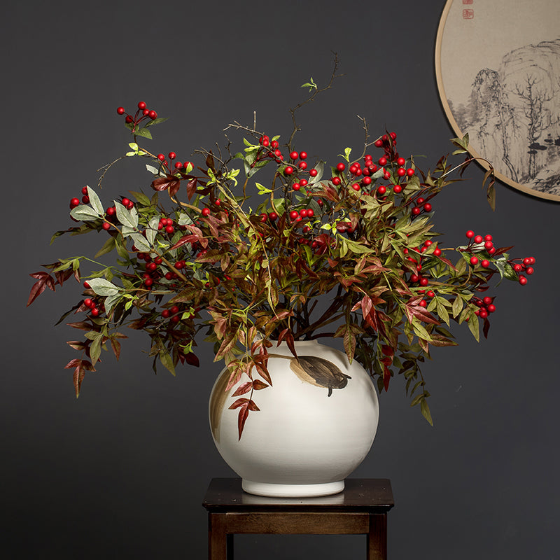 Baies artificielles dans un vase en céramique avec poisson peint à la main - 31.5"