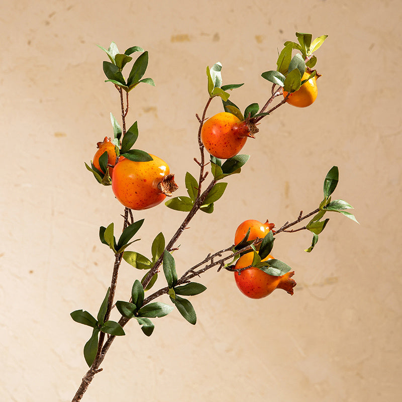Künstlicher Granatapfelzweig in Steingutvase - 25.5"