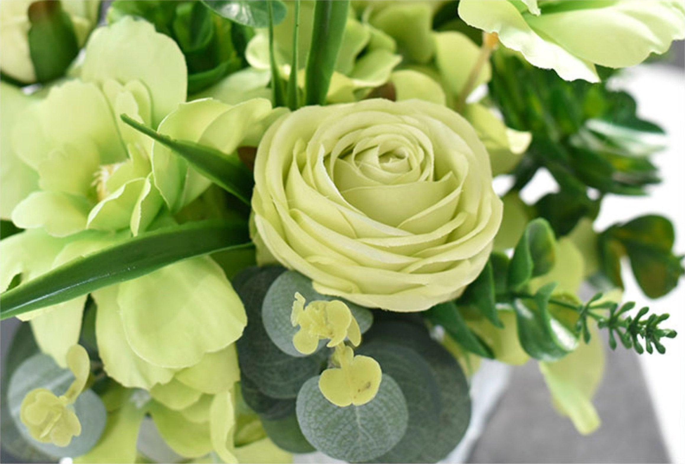 Composizione di fiori di seta con piante di tè verde Matcha, rosa, ortensia, cresta di gallo e succulente - 7.8"