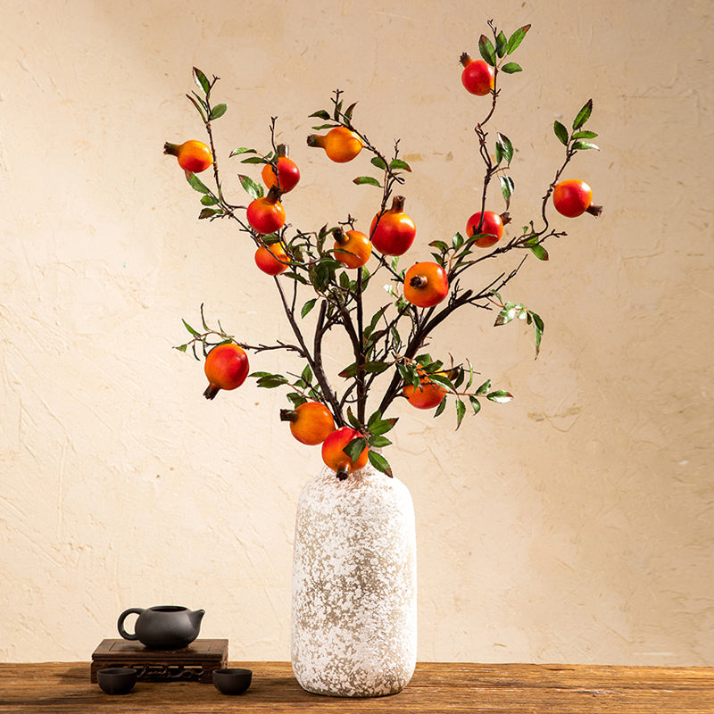 Branche de grenade artificielle dans un vase en grès à col étroit - 25,5"