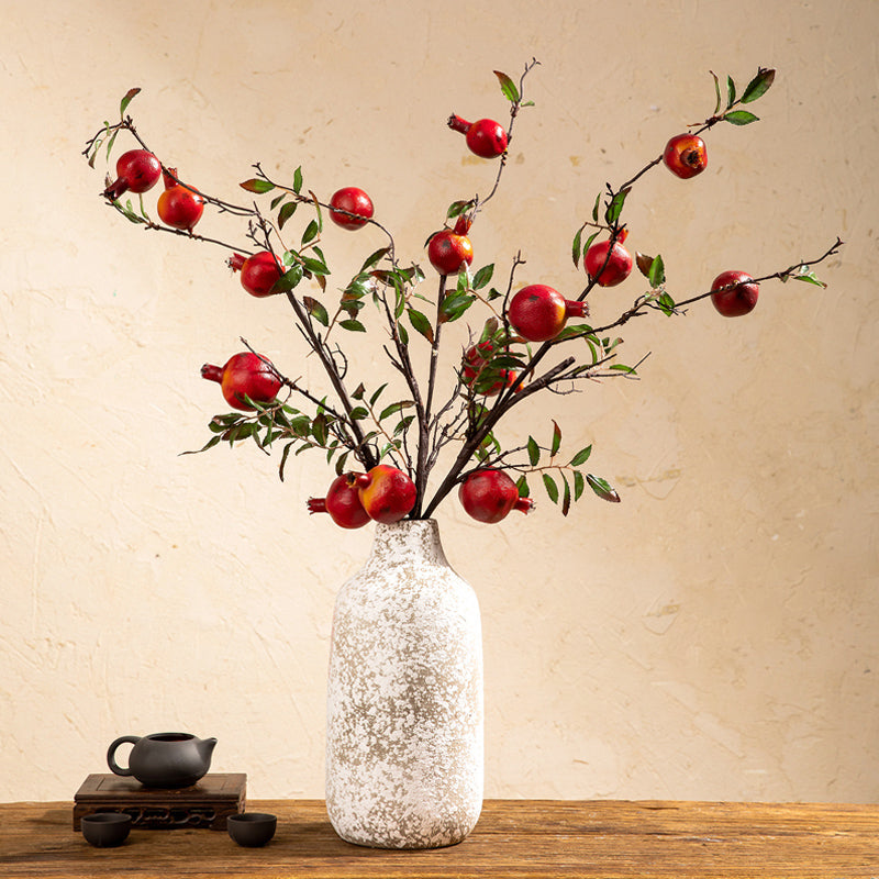 Branche de grenade artificielle dans un vase en grès à col étroit - 25,5"