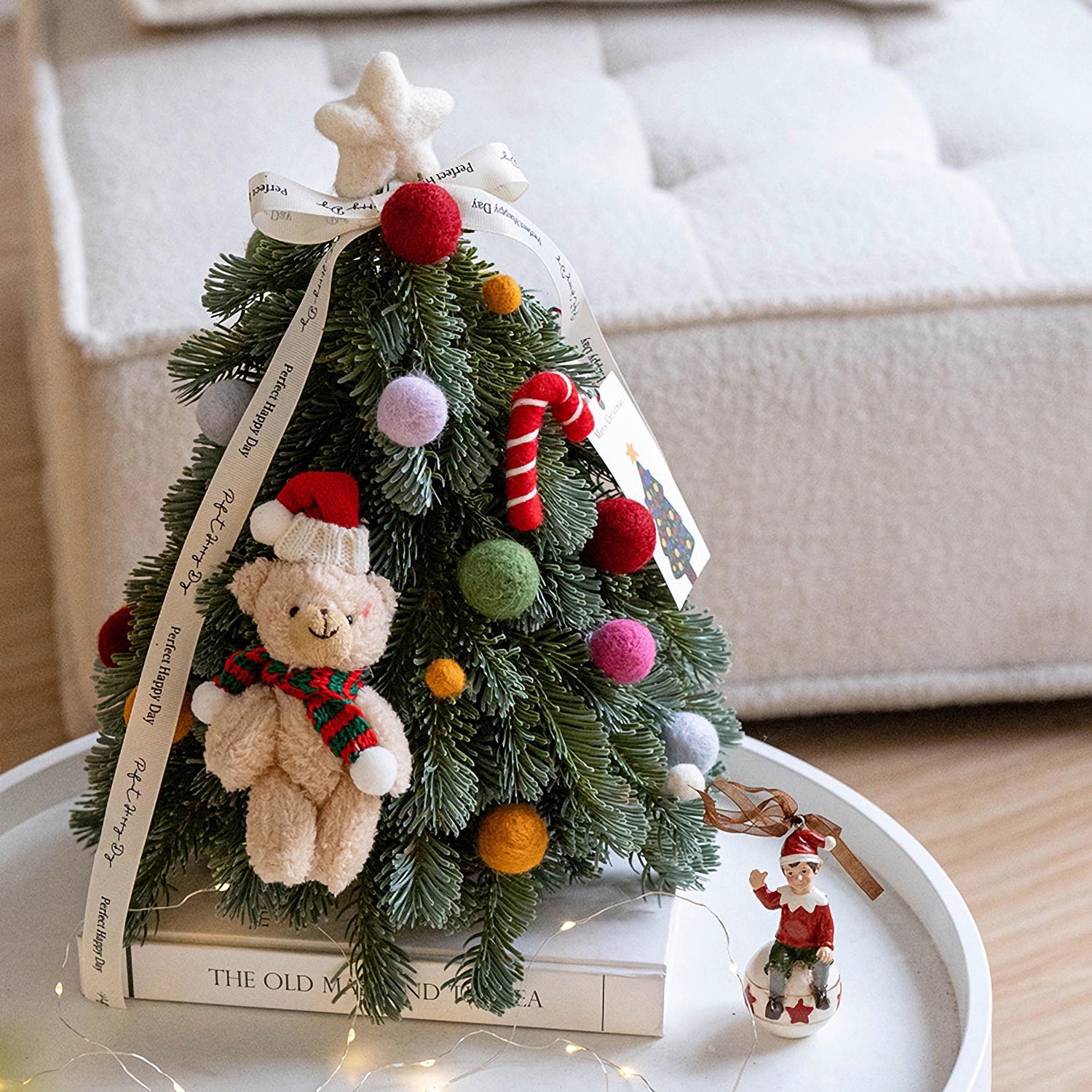 Kunstmatige edele zilverspar mini kerstboom voor op tafel met ornamenten - 13,8&