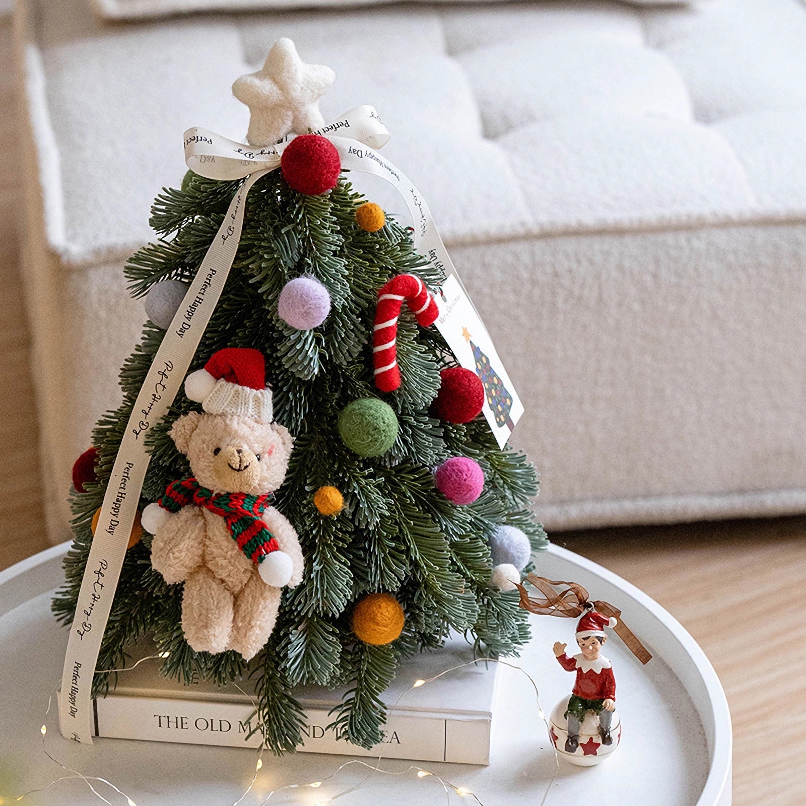 Kunstmatige edele zilverspar mini kerstboom voor op tafel met ornamenten - 13,8&