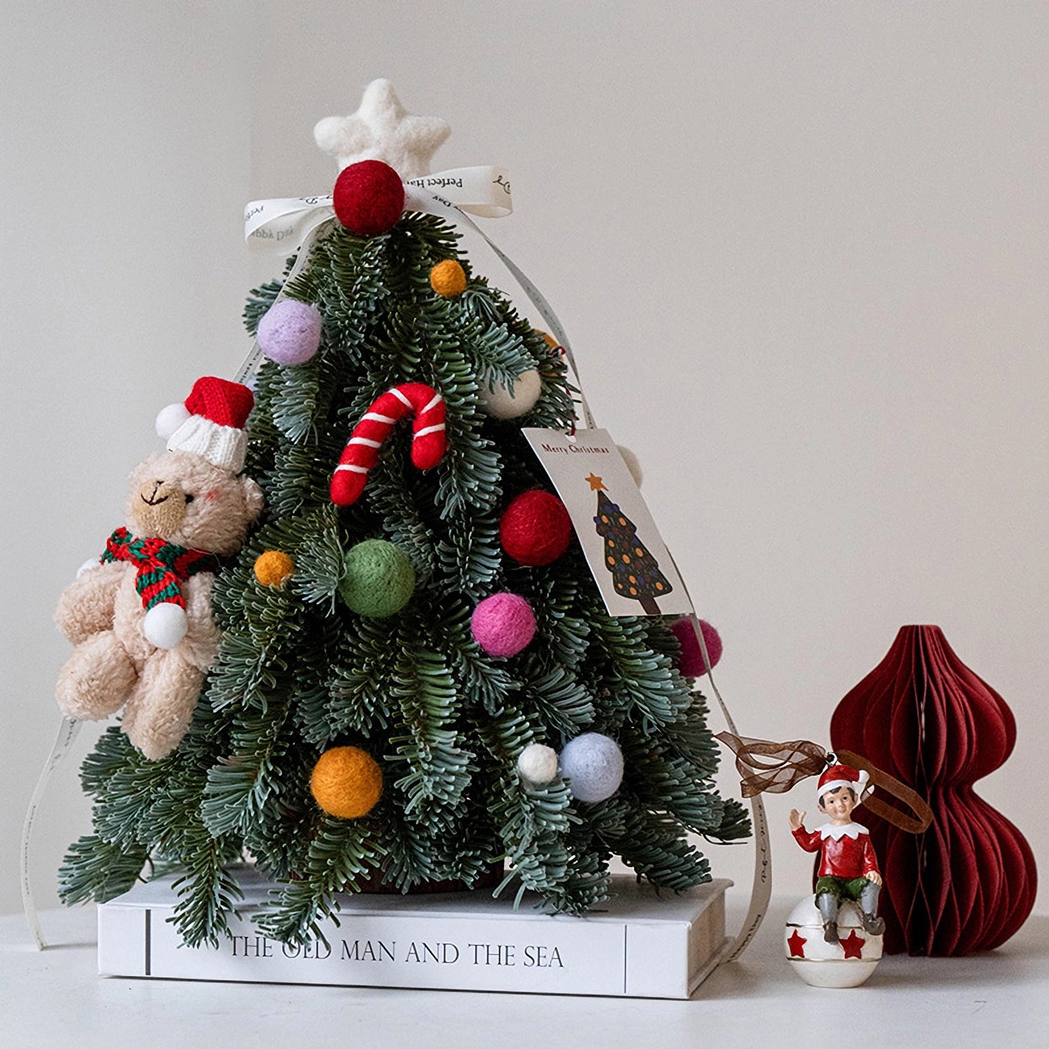 Kunstmatige edele zilverspar mini kerstboom voor op tafel met ornamenten - 13,8&