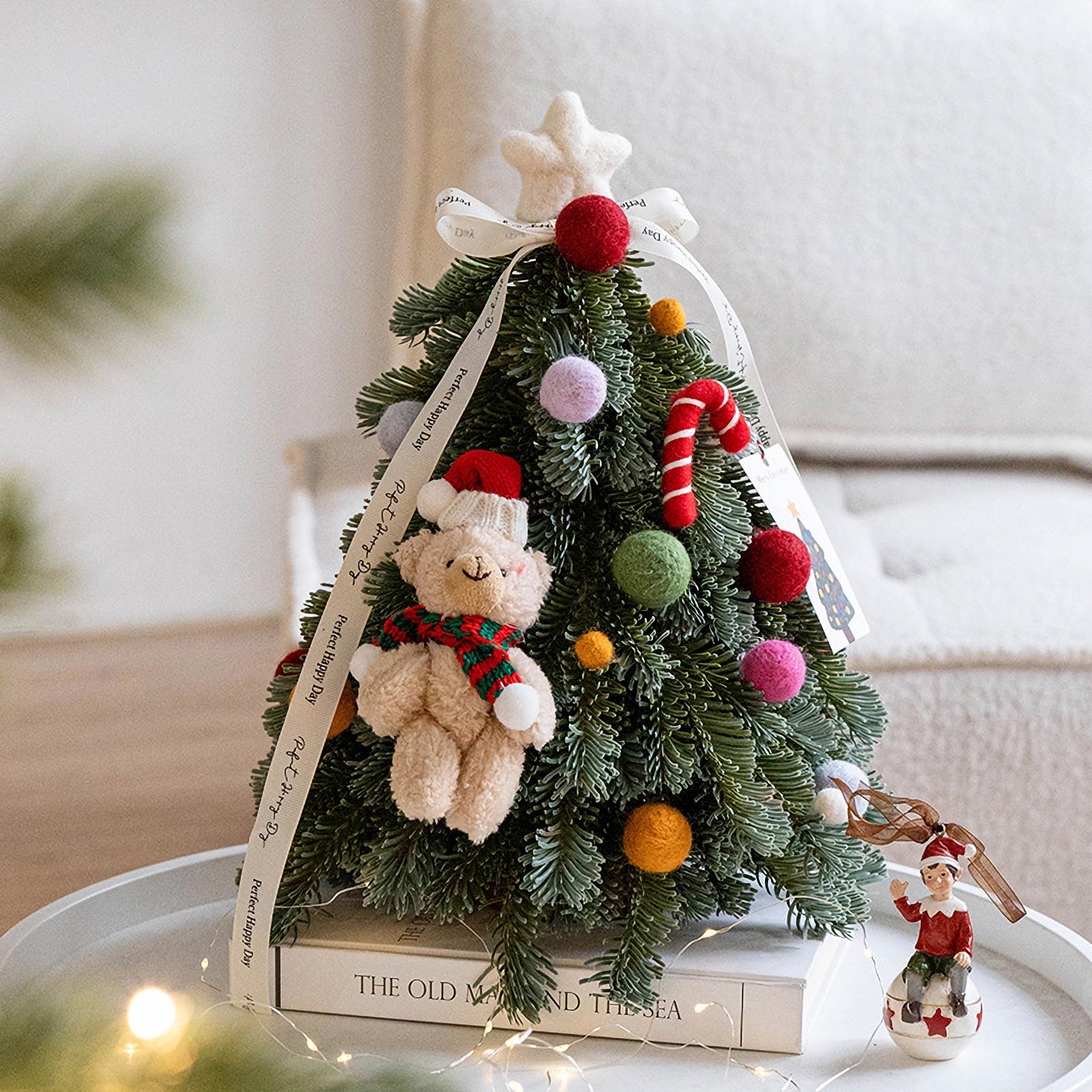 Kunstmatige edele zilverspar mini kerstboom voor op tafel met ornamenten - 13,8&