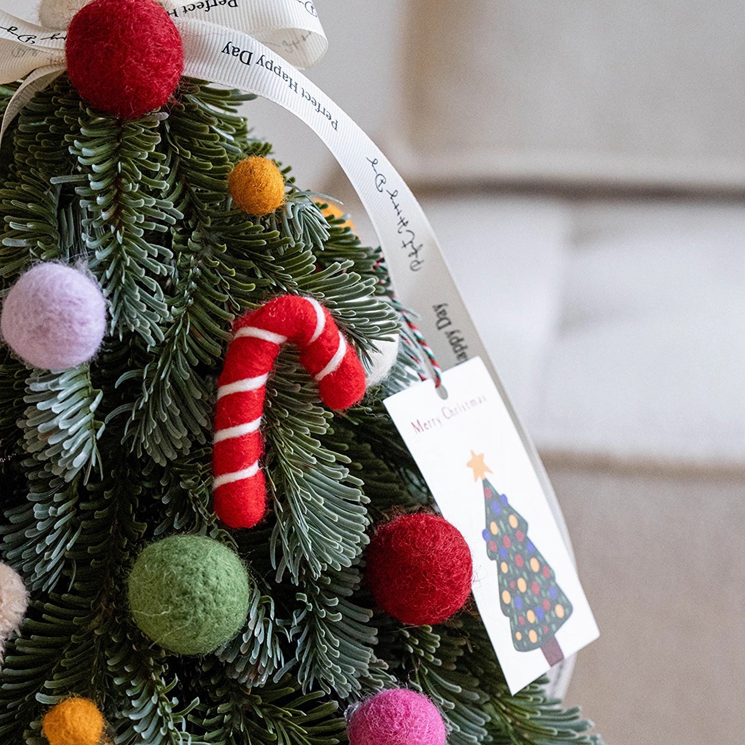 Kunstmatige edele zilverspar mini kerstboom voor op tafel met ornamenten - 13,8&