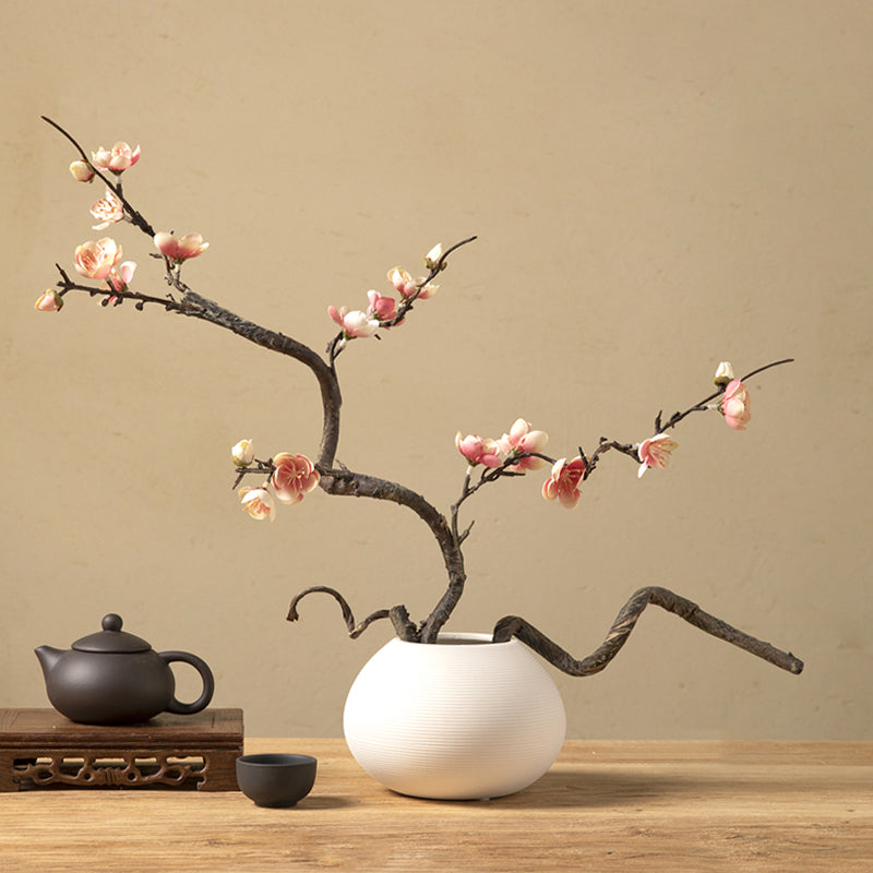 Kunstbloemstuk van pruimenbloesem in eenvoudige ovale vaas - 16.5"