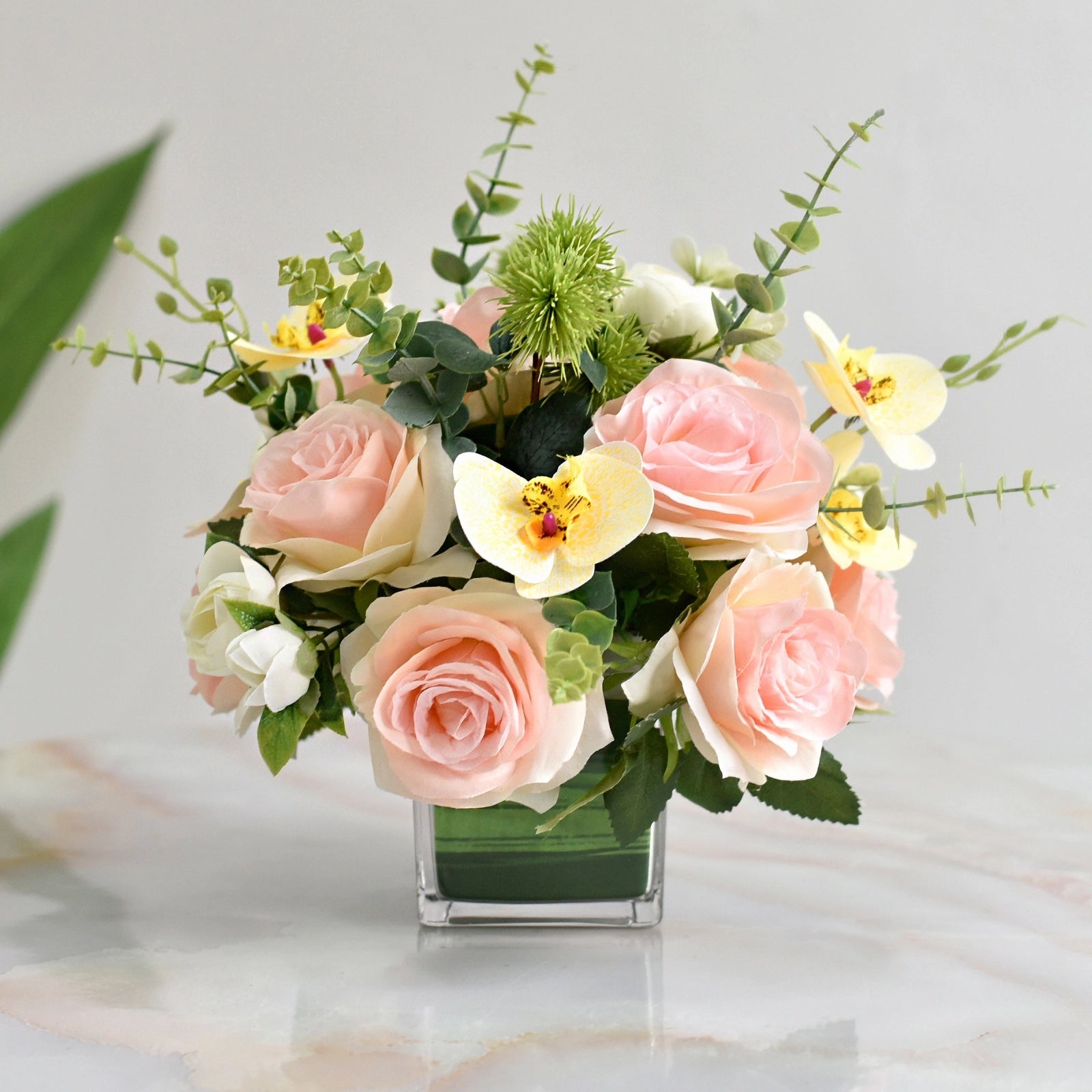 Centrotavola con fiori artificiali Rosa rosa, Orchidea falena, Garofano e foglie di eucalipto - 10.6"