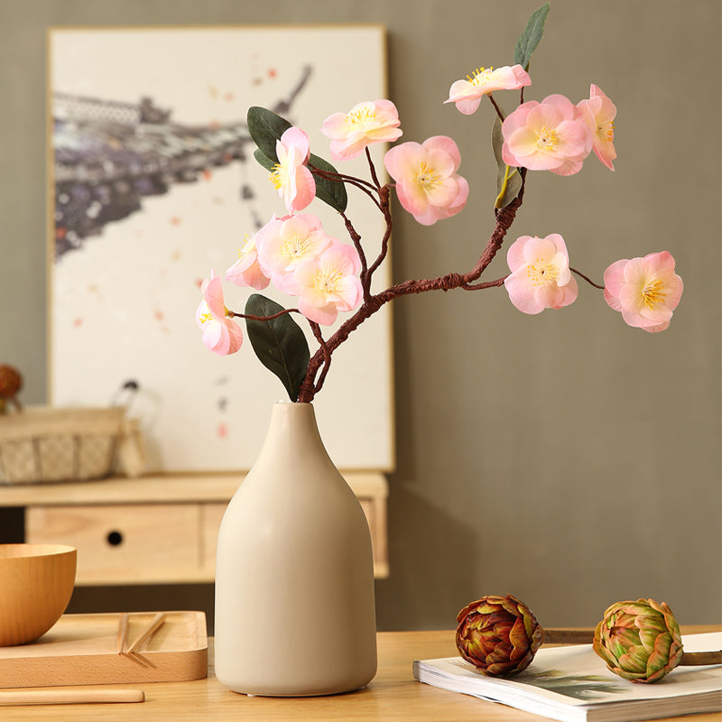 Composizione di fiori artificiali di pesca rosa in vaso grigio - 17.5"