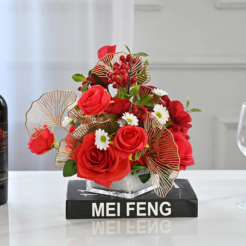 Centrotavola con fiore di seta rosa rossa, crisantemo selvatico e agrifoglio - 9.8"