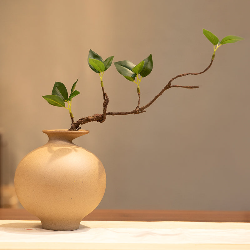 Rama de ficus artificial en jarrón cerámico amarillo tierra - 11"