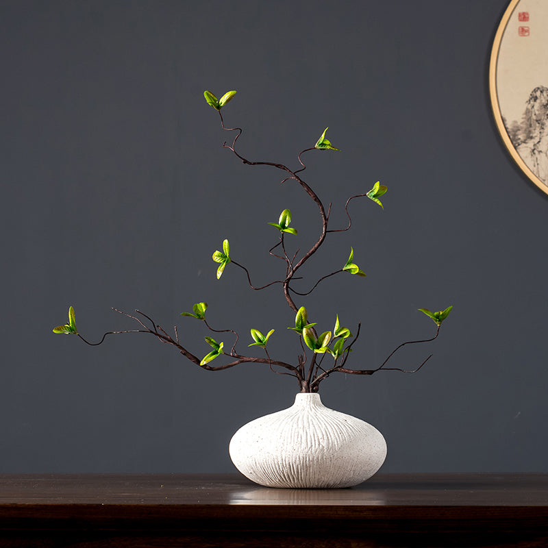 Zijde meerarmige ficus tak in witte geglazuurde keramische vaas - 17.8"