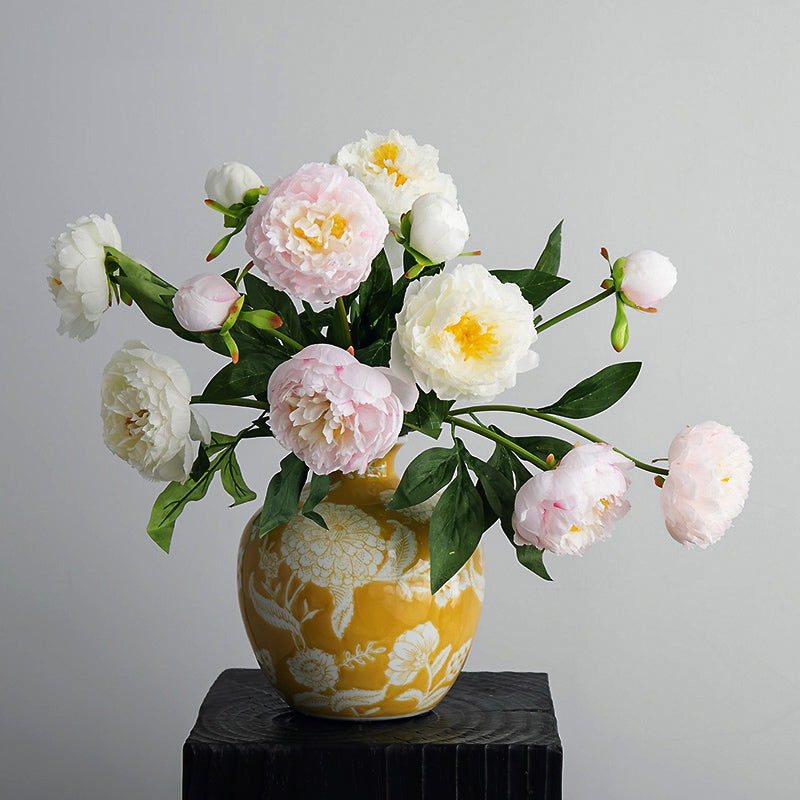 Real Touch Stelo di Peonia a 3 Teste in Vaso di Porcellana Blu e Bianco con Fondo Giallo - 16.5"