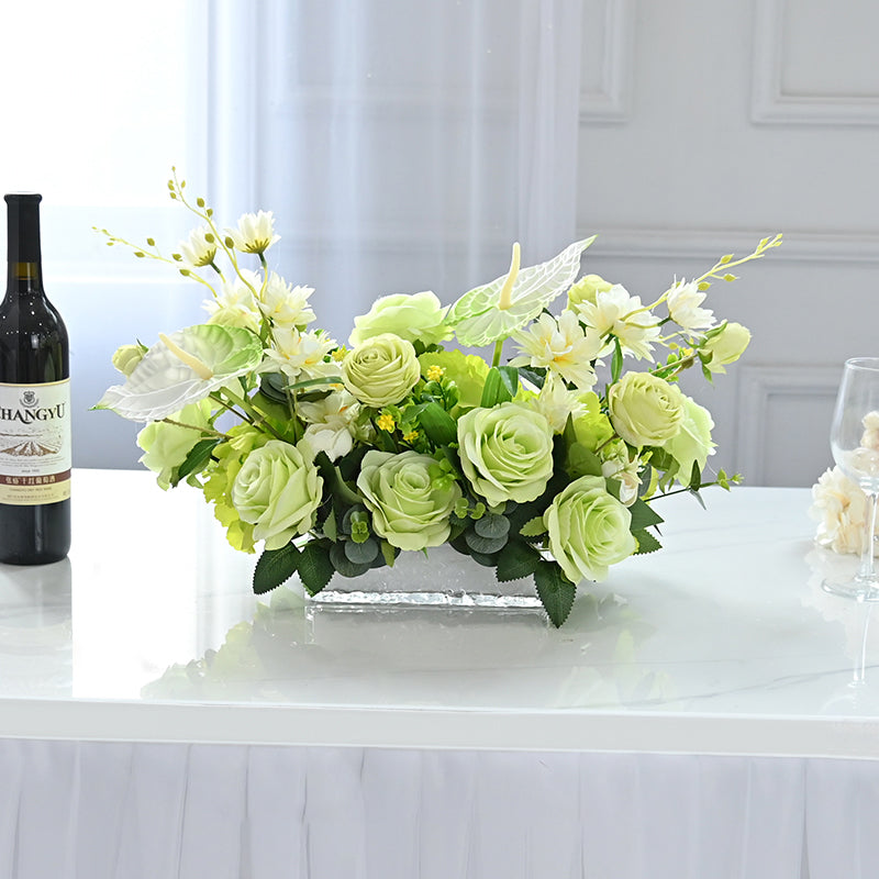 Centre de table en fleurs de soie avec rose blanche et verte, marguerite anglaise et feuilles d&