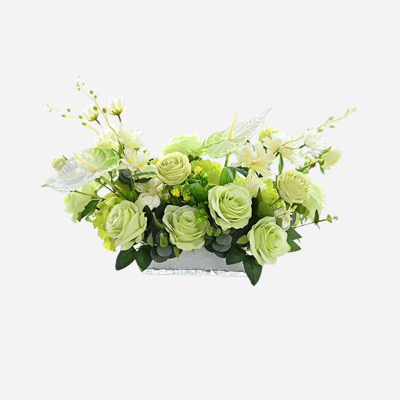 Centre de table en fleurs de soie avec rose blanche et verte, marguerite anglaise et feuilles d&