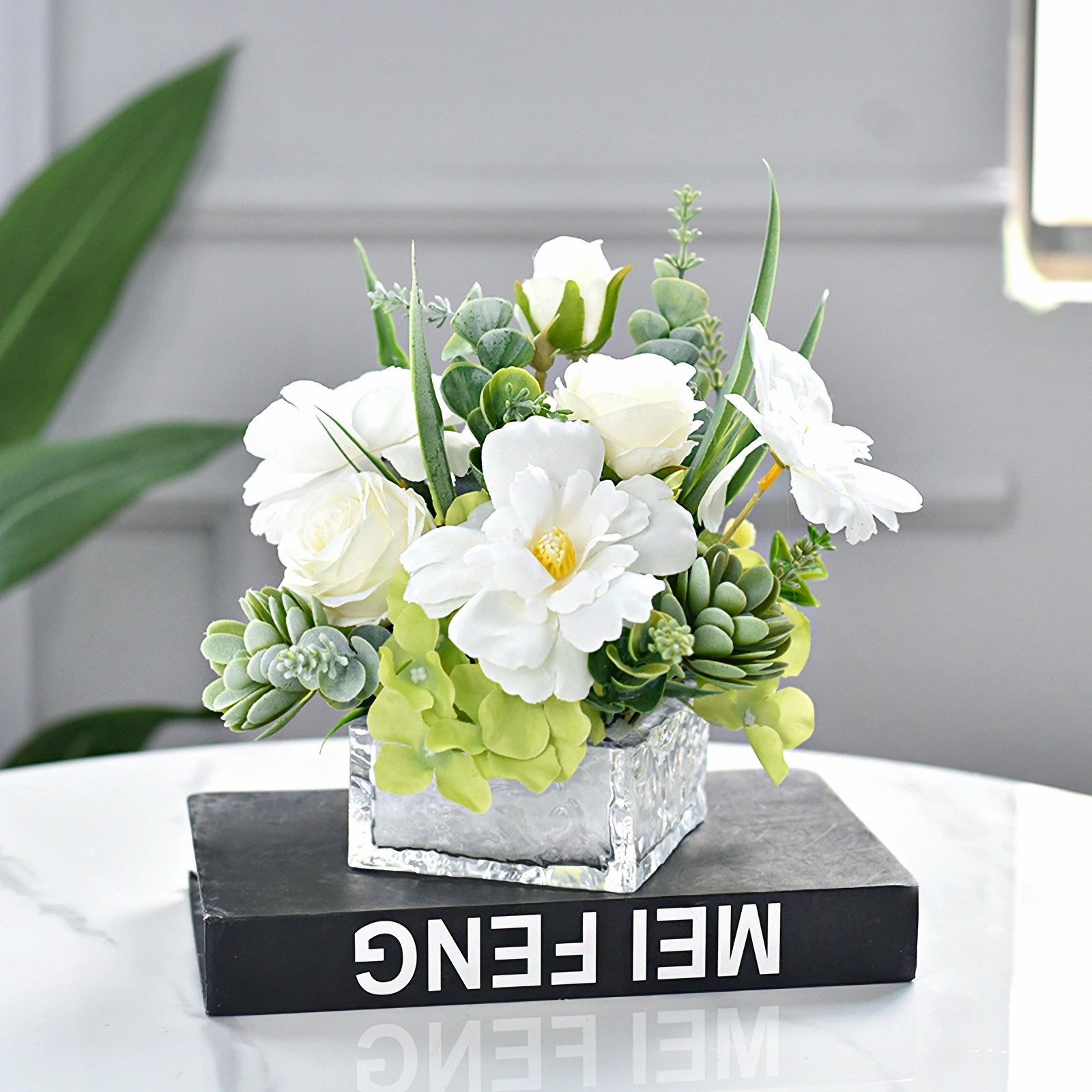 Witte roos, hortensia, hanekam en vetplanten zijden bloemstuk - 7.8"