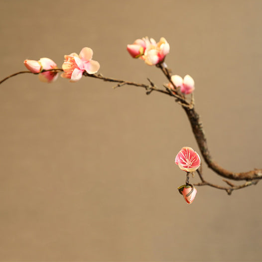 Arreglo de flores artificiales de flor de ciruelo en jarrón zen - 22.5"