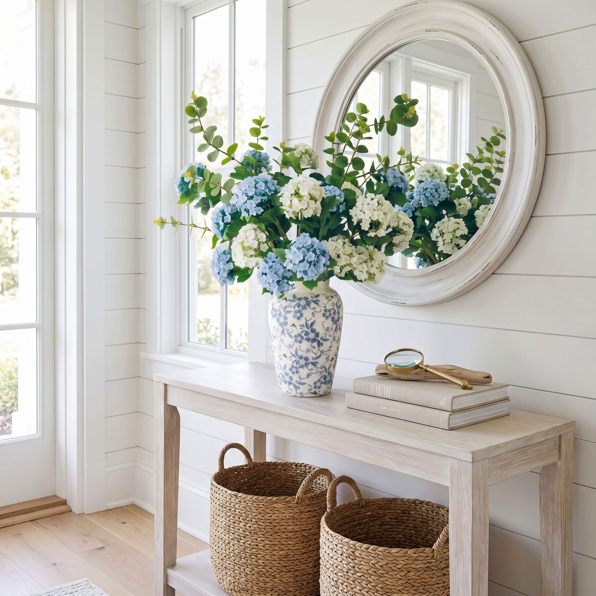 Arreglo Artificial de Hortensia en Jarrón de Porcelana Azul y Blanca - 21.6"