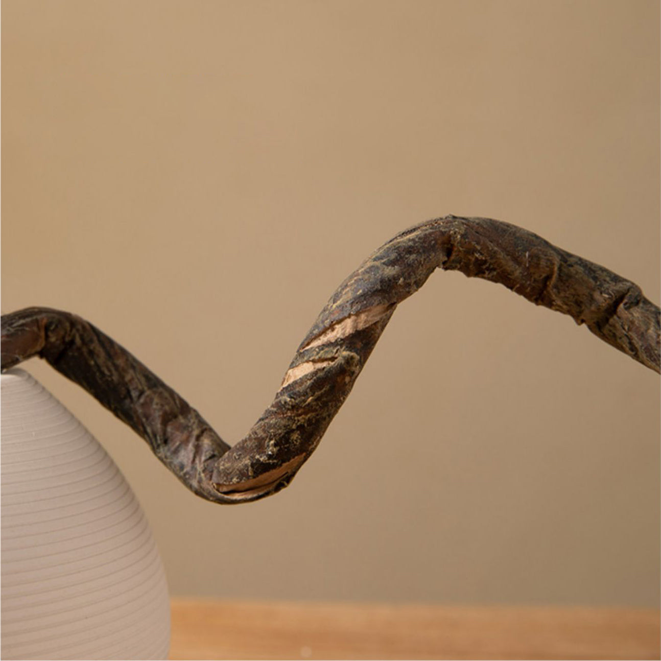 Nepbloemenarrangement van pruimenbloesem in vaas met bubbellak - 22.5"