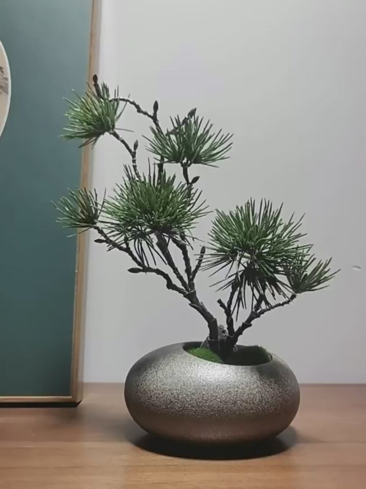 Kunstmatige dennenboom in bruine keramische vaas - 11"