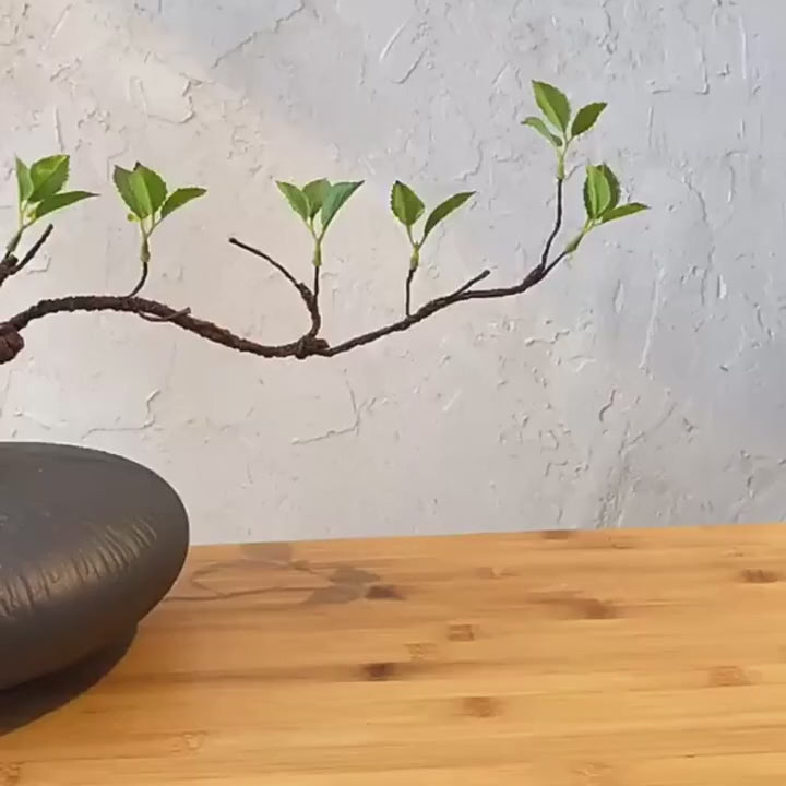 Nepvijgenblad tak in zwarte geglazuurde keramische vaas - 15.5"