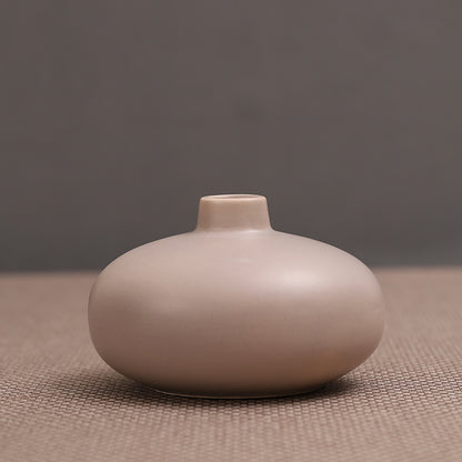 Small oval ceramic vase - 6.2‘’