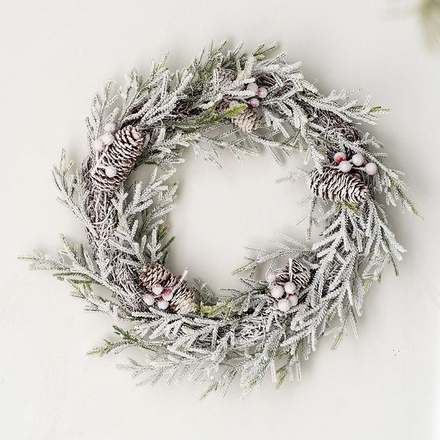 Couronne de pin artificielle mélangée enneigée avec pommes de pin et baies - 20&