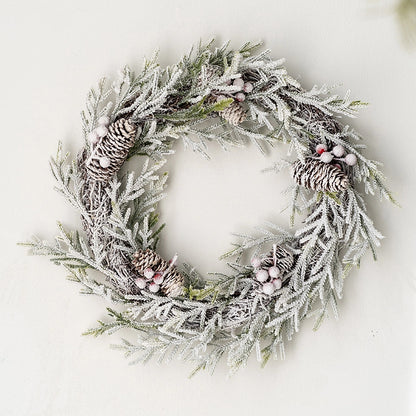 Couronne de pin artificielle mélangée enneigée avec pommes de pin et baies - 20&