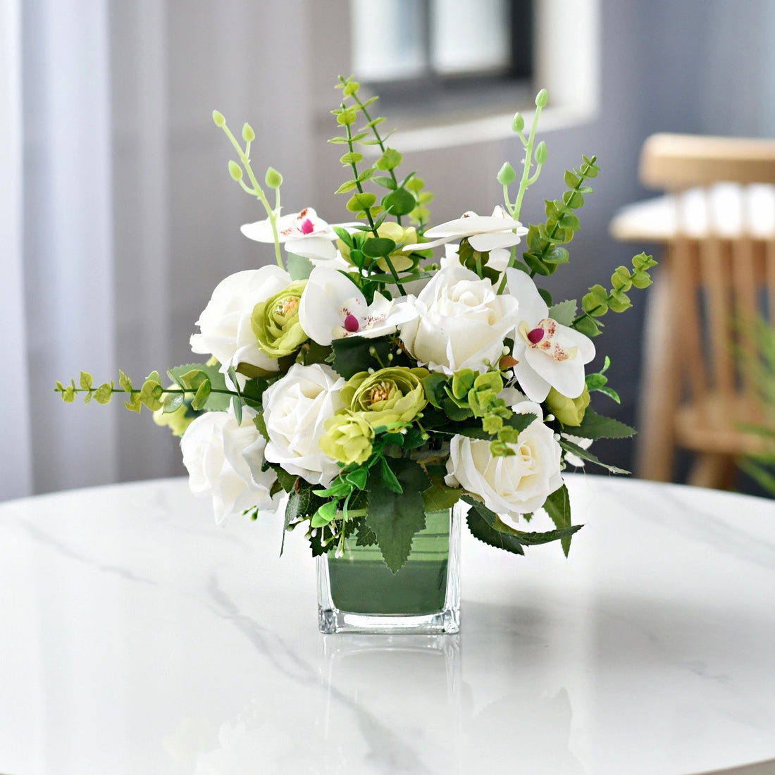 Centrotavola con fiori artificiali di rosa bianca, orchidea falena e foglie di eucalipto - 7.8"