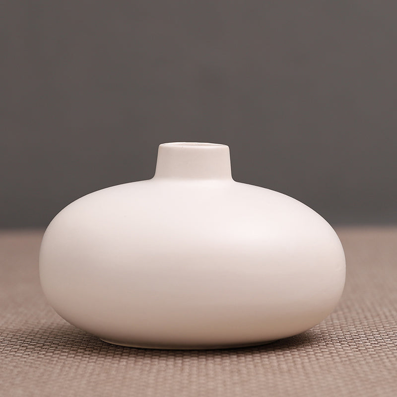 Small oval ceramic vase - 6.2‘’