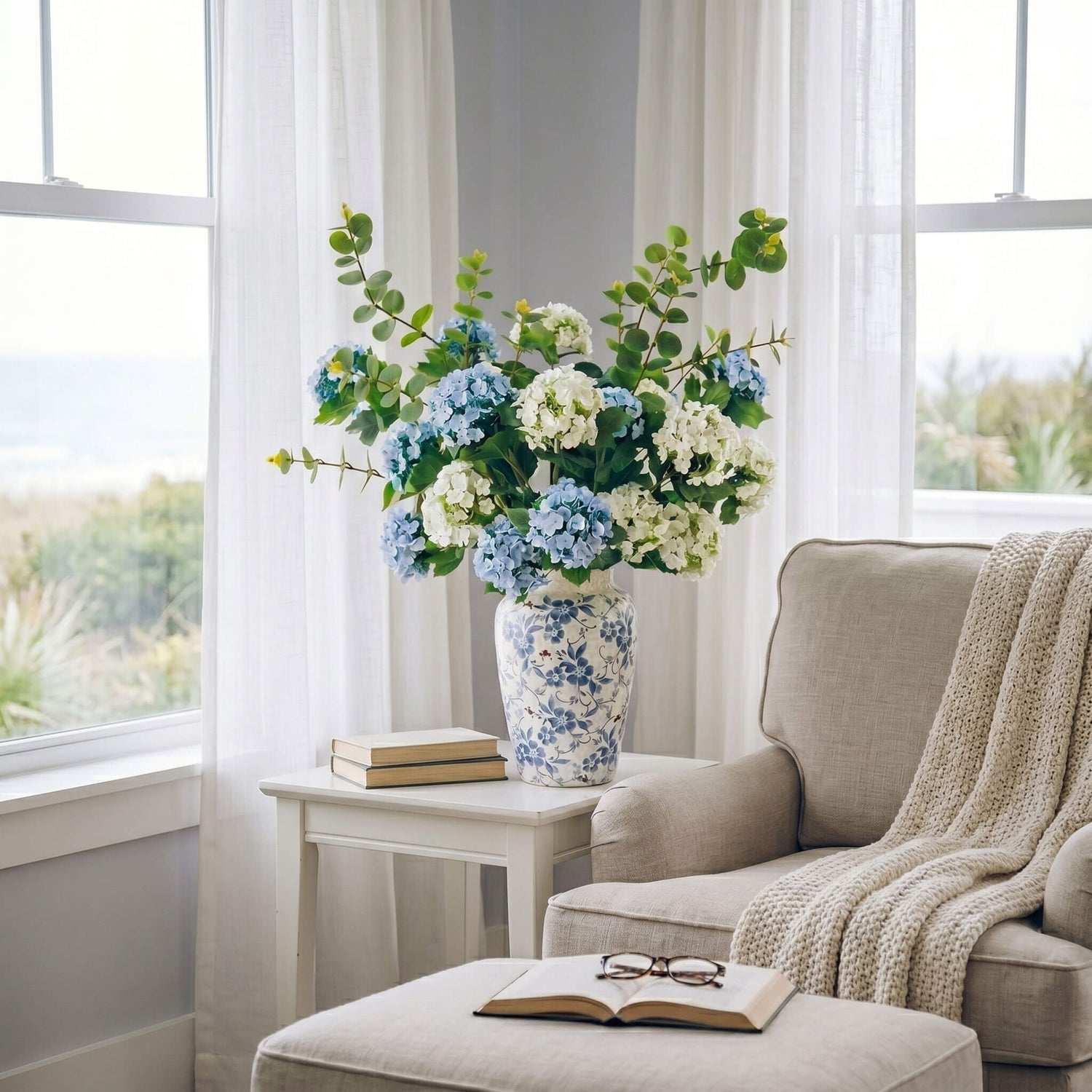 Hortensia à 3 têtes en vase en porcelaine bleue et blanche - 21.6"